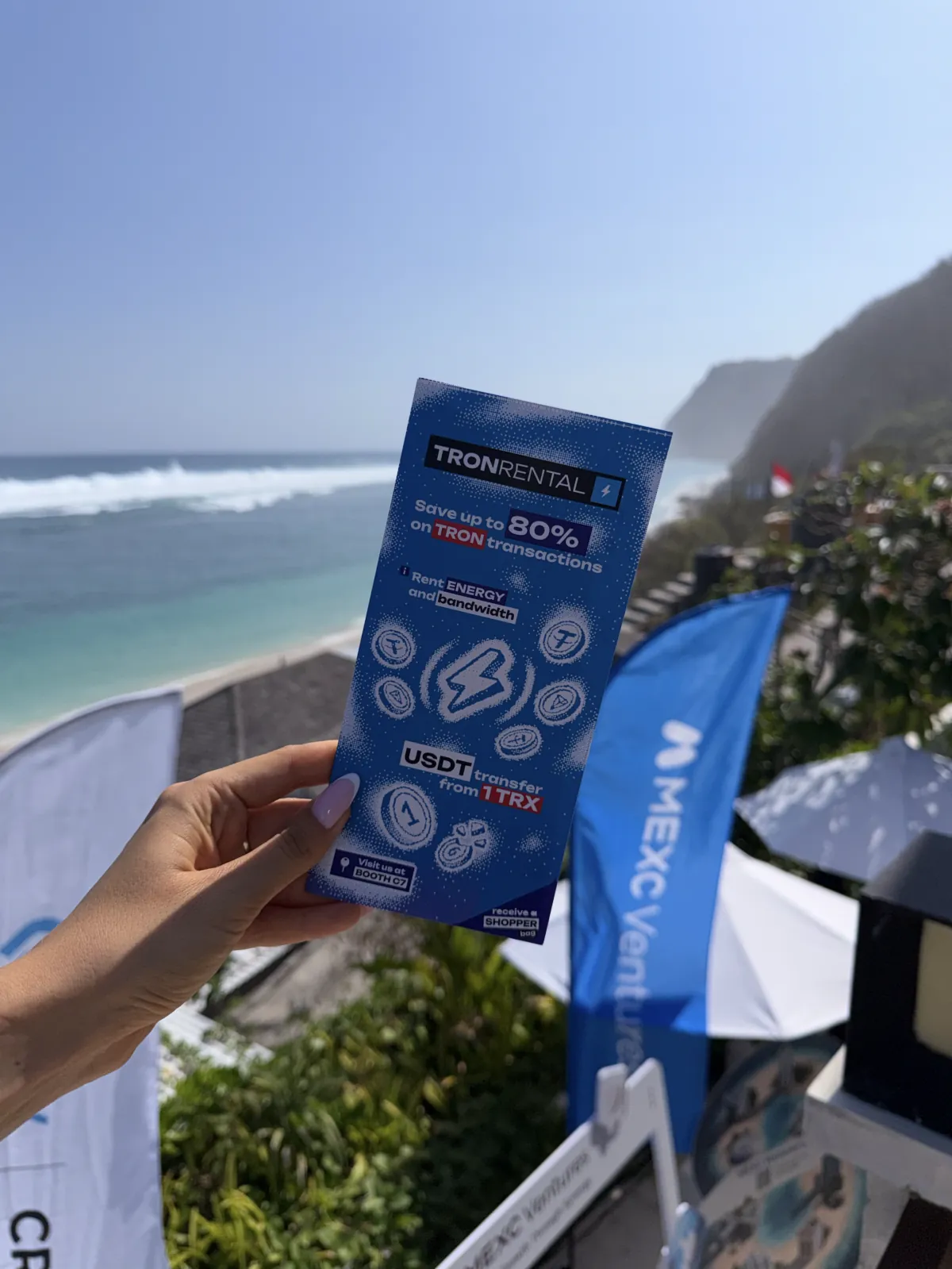 海を背景にした TronRental のチラシ